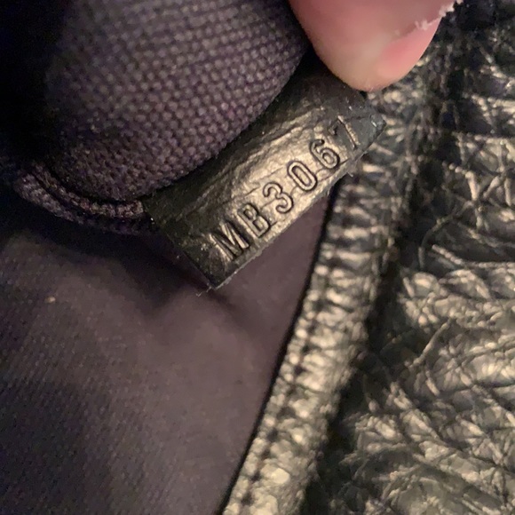 LOUIS VUITTON BLACK GOLD MONOGRAM GLOSSED LEATHER SHOULDER BAG - Picture 15 of 16